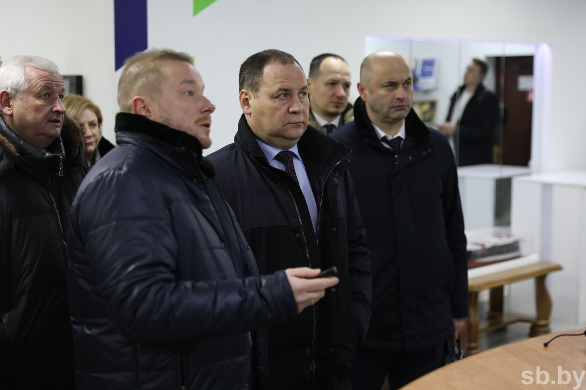 Головченко на «Белкоммунмаше» обсудил перспективы и сроки создания отечественного легкового электромобиля